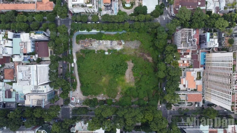 Khu đất tại số 8 Võ Văn Tần, phường Xuân Hòa (dự án Nhà thi đấu Phan Đình Phùng) đã ngừng thi công nhiều năm. (Ảnh: THẾ ANH)