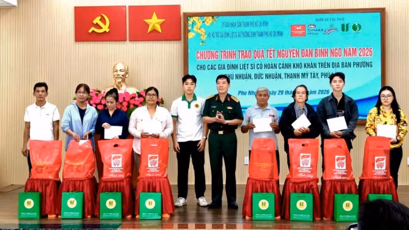 Trao quà Tết cho gia đình liệt sĩ tại Thành phố Hồ Chí Minh.