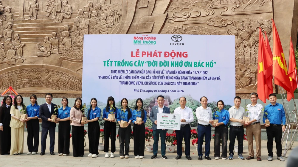 Đại biểu trao tượng trưng cây giống cho đại diện Ban quản lý Khu di tích.