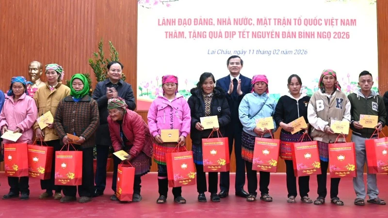 Đồng chí Đoàn Minh Huấn và Bí thư Tỉnh ủy Lai Châu tặng quà Tết cho người dân có hoàn cảnh khó khăn.