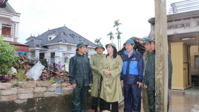 Đồng chí Đinh Thị Lụa, Phó Bí thư Thường trực tỉnh ủy Ninh Bình kiểm tra tình hình thiệt hại và động viên gia đình có người tử vong cùng các hộ dân bị thiệt hại do dông lốc tại phường Lý Thường Kiệt.