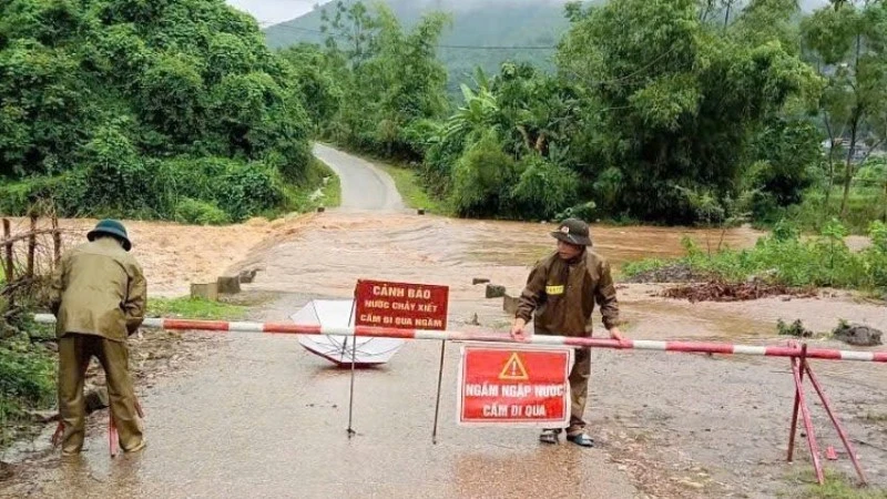 Lực lượng chức năng xã Mường Động, tỉnh Phú Thọ dựng cảnh báo người dân không qua lại khu ngầm tràn để tránh nguy hiểm.