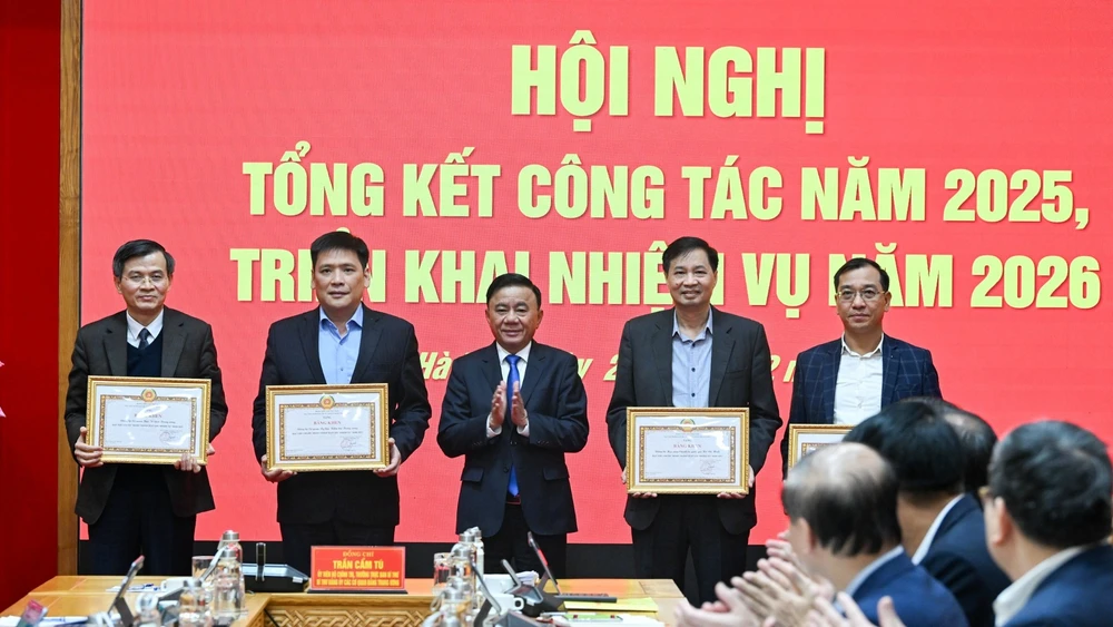 Thường trực Ban Bí thư Trần Cẩm Tú, Bí thư Đảng ủy các cơ quan Đảng Trung ương trao bằng khen cho các tập thể hoàn thành xuất sắc nhiệm vụ năm 2025. (Ảnh: DUY LINH) 