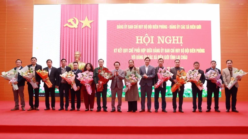Lãnh đạo tỉnh Lai Châu tặng hoa chúc mừng đại diện Đảng ủy 11 xã biên giới và Đảng ủy Ban Chỉ huy Bộ đội Biên phòng.