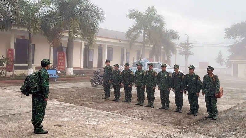 Cán bộ chiến sĩ Đồn Biên phòng Thu Lũm trước giờ tuần tra.