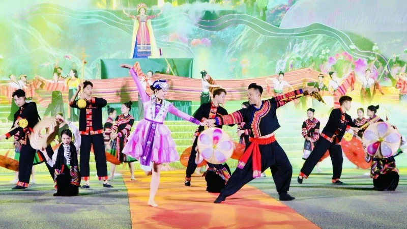 Chương trình nghệ thuật mang chủ đề “Lai Châu kỳ vĩ-rực rỡ sắc màu” tại buổi khai mạc.