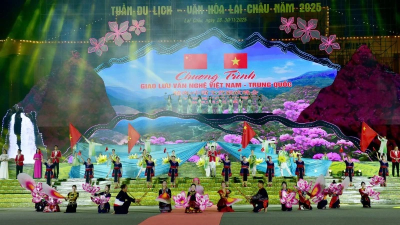 Chương trình giao lưu văn nghệ Việt Nam-Trung Quốc truyền tải thông điệp hòa bình, đoàn kết và hợp tác.