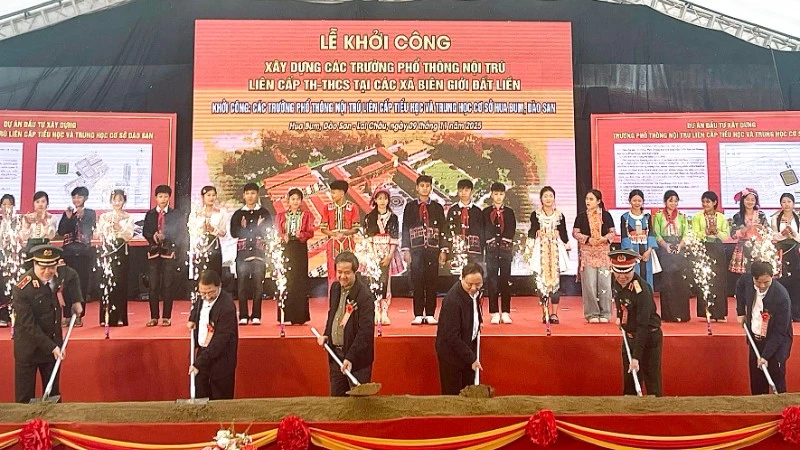 Bộ trưởng Giáo dục và Đào tạo cùng lãnh đạo tỉnh Lai Châu thực hiện nghi thức lễ khởi công.