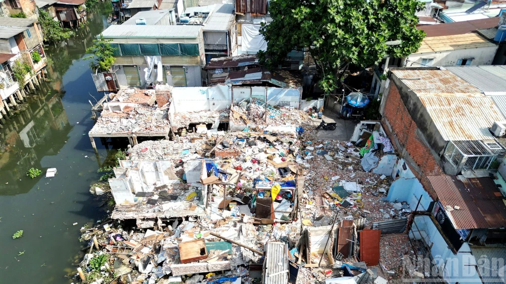 Nhiều hộ dân tháo dỡ nhà cửa để phục vụ dự án cải tạo tuyến kênh ô nhiễm dài gần 9km.