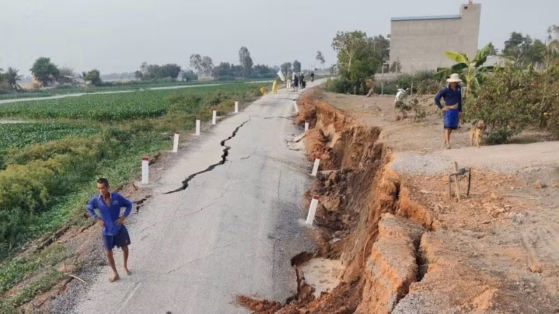 Đường bờ đông sông Lò Gạch (ấp Xóm Mới) sạt lở có chiều dài khoảng 60m, rộng 5m, độ sâu lớn nhất khoảng 2m xảy ra vào khoảng 15 giờ ngày 12/4.