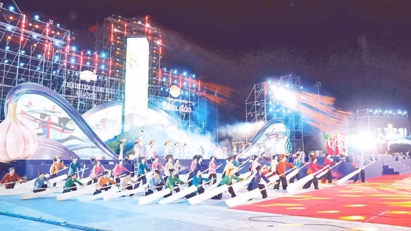 Thanh âm biển cả hùng tráng, của tình người ấm áp và ý chí kiên cường, khát vọng vươn khơi được tái hiện tại chương trình nghệ thuật.