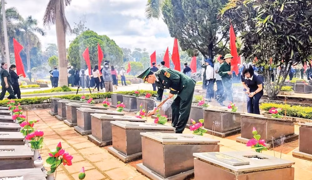 Thế hệ trẻ tri ân, tưởng nhớ những người con ưu tú đã ngã xuống vì nghĩa vụ quốc tế cao cả.