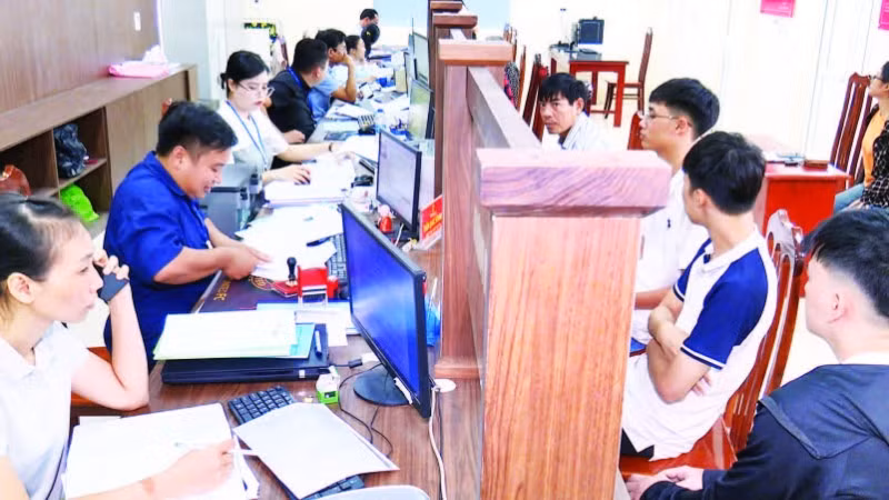 Cán bộ, công chức, viên chức Trung tâm Phục vụ hành chính công xã Nam Xang, tỉnh Ninh Bình tập trung giải quyết thủ tục cho công dân.