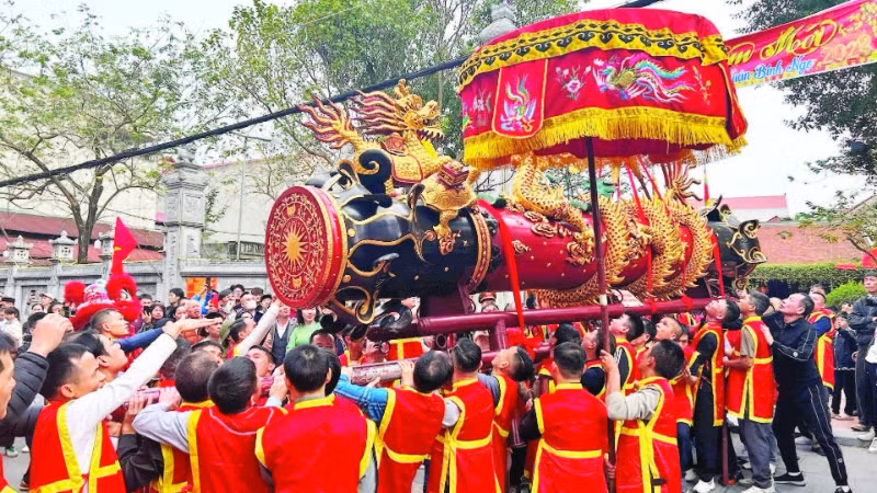 Lễ rước pháo tại hội Đồng Kỵ, phường Đồng Nguyên, tỉnh Bắc Ninh.