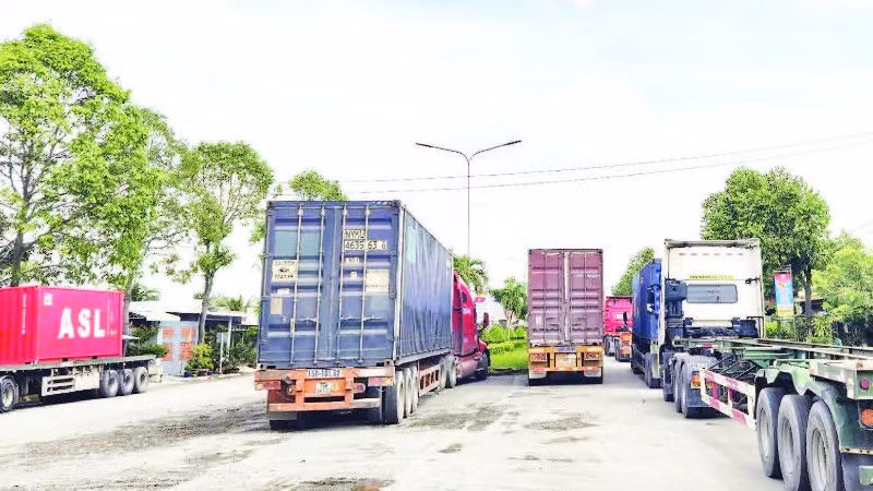 Hàng hóa đang chờ làm thủ tục xuất khẩu tại Cửa khẩu Bình Hiệp, Tây Ninh.