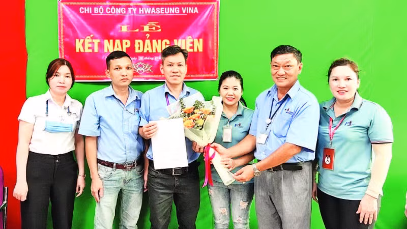 Lễ kết nạp đảng viên tại Chi bộ Công ty Hwaseung Vina, xã Nhơn Trạch, tỉnh Đồng Nai.