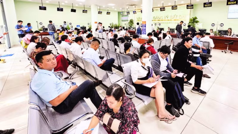 Người dân, doanh nghiệp thực hiện thủ tục hành chính tại Chi nhánh Văn phòng Đăng ký đất đai khu vực 2.