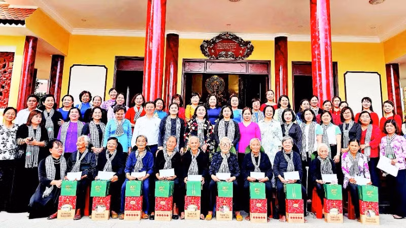 Nhiều đoàn cán bộ tổ chức về nguồn, thắp hương tại Khu lưu niệm Nữ tướng Nguyễn Thị Định.