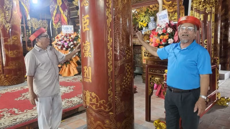 Các bô lão trong làng tự hào giới thiệu về ngôi đình.