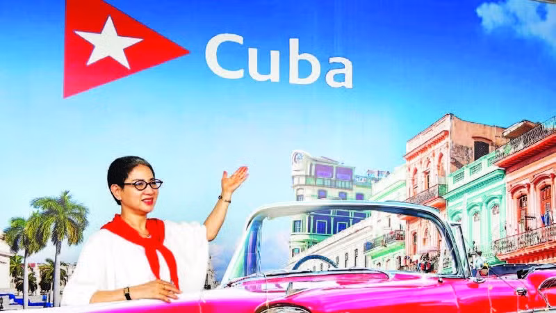 Du khách check-in cùng hình ảnh chiếc xe cổ Cuba.