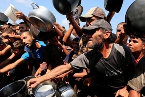 Người dân chờ nhận lương thực viện trợ ở thành phố Khan Younis, miền nam Gaza.