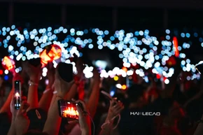 Ánh sáng đèn flash từ hàng nghìn chiếc điện thoại của khán giả đã góp phần làm nên một đêm nhạc hoành tráng, lung linh tại Sân vận động Mỹ Đình. 