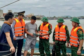 Lực lượng chức năng Nghệ An trực tiếp xuống tàu tuyên truyền cho ngư dân về chống khai thác IUU.