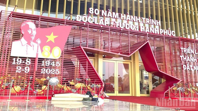 Không gian bên ngoài Tòa nhà Triển lãm Kim Quy. (Ảnh: NGỌC LIÊN) image.jpg