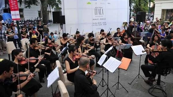 Cách đây hơn 10 năm, chương trình Luala concert - một chương trình hòa nhạc đường phố chất lượng cao được tổ chức vào chiều chủ nhật hàng tuần trên hè phố Lý Thái Tổ được công chúng chào đón nồng nhiệt. (Ảnh: Chương trình LUALA concert cung cấp)