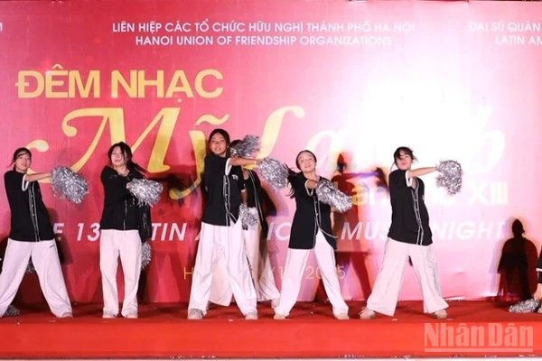 Một tiết mục văn nghệ được biểu diễn tại đêm nhạc.