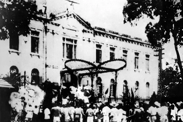 Ngày 19/8/1945, sau cuộc mít tinh tại Quảng trường Nhà hát Lớn, quần chúng nhân dân Thủ đô đã đánh chiếm Bắc Bộ phủ, cơ quan đầu não của chính quyền tay sai Pháp ở Bắc Bộ. (Nguồn: Tư liệu TTXVN)