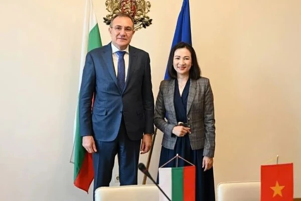 Đại sứ Nguyễn Thị Minh Nguyệt và Bộ trưởng Lao động và Chính sách xã hội Bulgaria Borislav Gutsanov. (Ảnh: Đại sứ quán Việt Nam tại Bulgaria)