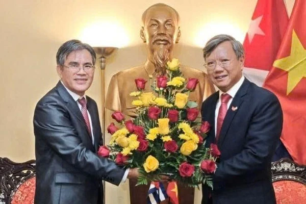 Đại sứ Lào tại Cuba Vanhtha Sengmeuang chúc mừng Đại sứ Lê Quang Long nhân kỷ niệm 80 năm Quốc khánh nước Cộng hòa Xã hội chủ nghĩa Việt Nam. (Ảnh: Đại sứ quán Việt Nam tại Cuba) 