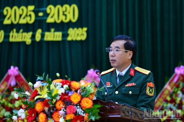 Đại tá Phạm Văn Đông, Chủ nhiệm Chính trị Quân khu 4 phát biểu chỉ đạo Đại hội.