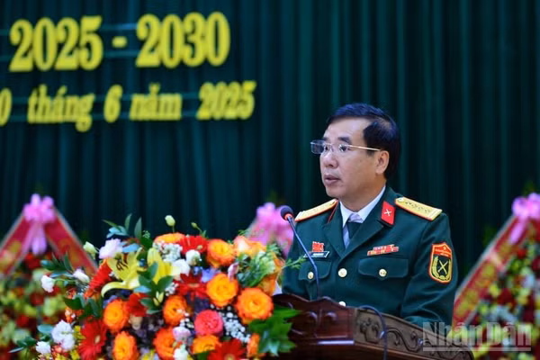 Đại tá Phạm Văn Đông, Chủ nhiệm Chính trị Quân khu 4 phát biểu chỉ đạo Đại hội.