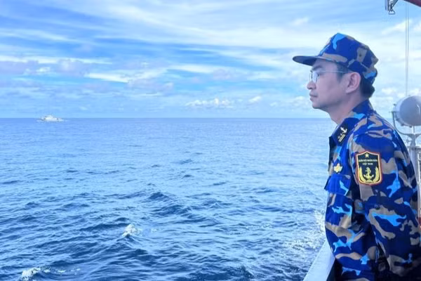Trung tá Khúc Văn Hậu, Phó Lữ đoàn trưởng, Tham mưu trưởng Lữ đoàn 127 chỉ huy Tàu 251 thực hiện nhiệm vụ tuần tra chung với Tàu 1141. (Ảnh do Vùng 5 Hải quân cung cấp)