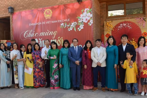 Các đại biểu tham dự sự kiện chụp ảnh kỷ niệm. (Ảnh do Đại sứ quán Việt Nam tại Chile cung cấp)