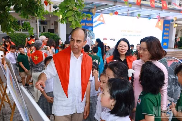 Đại sứ Cuba tại Việt Nam Rogelio Polanco Fuentes tham quan Triển lãm tranh kỷ niệm 65 năm thiết lập quan hệ Việt Nam-Cuba tại Trường tiểu học Việt Nam-Cuba. (Ảnh: KHÁNH LAN)