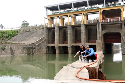 Kiểm tra chất lượng nước tại trạm bơm dã chiến Xuân Quan. (Ảnh nhandan.vn)