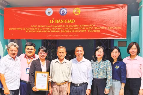 Bàn giao căn nhà đã được sửa chữa khang trang cho gia đình thương binh Châu Quốc Hồng (phường Thới An, Thành phố Hồ Chí Minh). (Ảnh VƯƠNG LÊ)