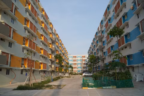 Người lao động thu nhập thấp vẫn khó tiếp cận nhà ở xã hội. (Ảnh: Báo Nhân Dân)