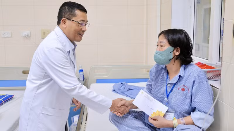 Giáo sư, Tiến sĩ Lê Văn Quảng thăm và tặng quà người bệnh bị ảnh hưởng bởi cơn bão số 10, 11 đang điều trị tại bệnh viện.