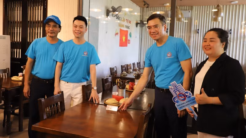 Gắn biển "Không khói thuốc lá" cho nhà hàng, khách sạn trên địa bàn thành phố Huế.