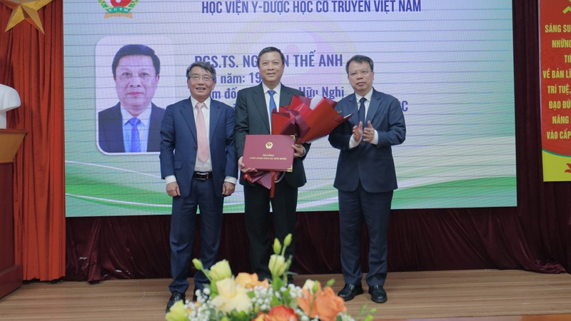 Đại diện Hội đồng Giáo sư cơ sở Học viện Y-Dược học cổ truyền Việt Nam trao Quyết định bộ nhiệm chức danh Phó Giáo sư cho các tân Phó Giáo sư.