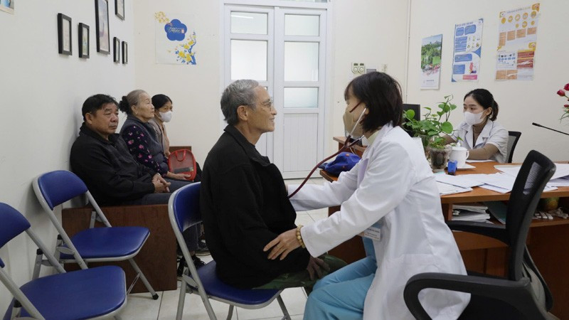 Các y, bác sĩ Trạm Y tế xã Sóc Sơn (thành phố Hà Nội) khám bệnh cho người dân trên địa bàn