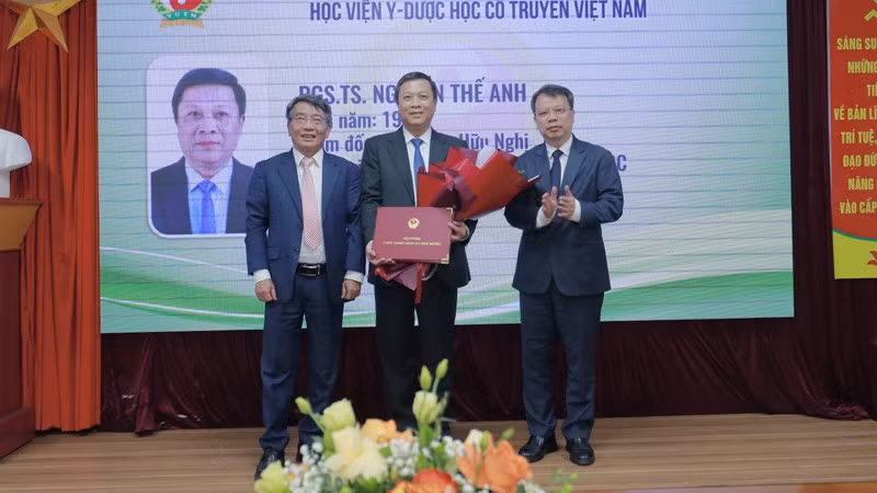 Đại diện Hội đồng Giáo sư cơ sở Học viện Y-Dược học cổ truyền Việt Nam trao Quyết định bộ nhiệm chức danh Phó Giáo sư cho các tân Phó Giáo sư.