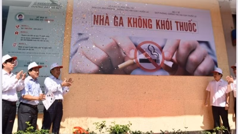 Các cơ quan chức năng tổ chức gắn biển nhà ga không thuốc lá.