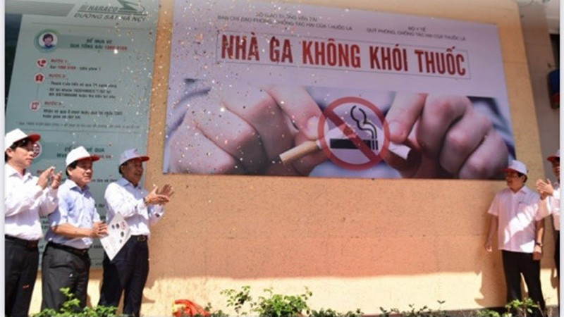 Các cơ quan chức năng tổ chức gắn biển nhà ga không thuốc lá.