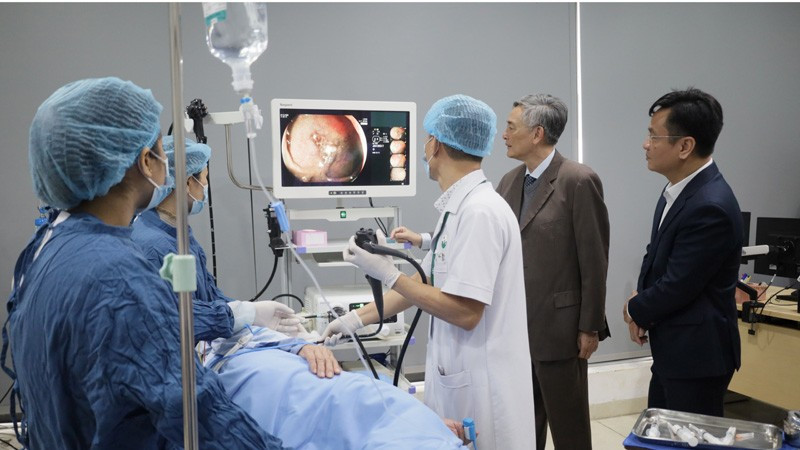Các y, bác sĩ Bệnh viện đa khoa thực hiện các kỹ thuật trên hệ thống nội soi tiêu hóa do gia đình Giáo sư Đào Văn Long trao tặng.
