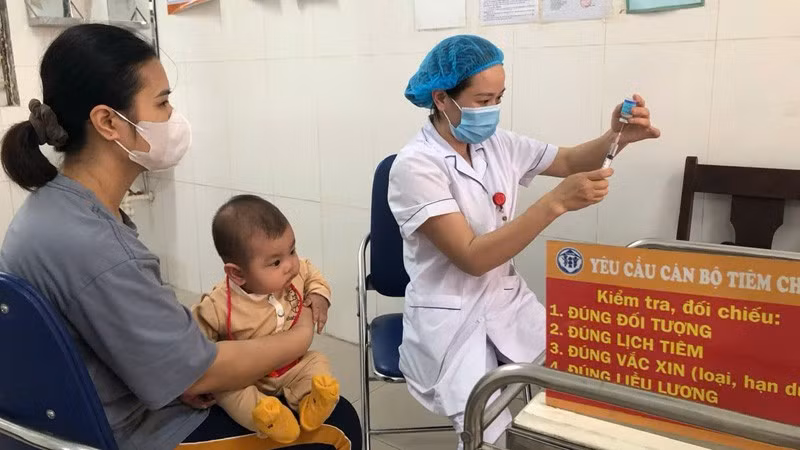 Cán bộ y tế tiêm vaccine cho trẻ trong độ tuổi để phòng các bệnh truyền nhiễm trên địa bàn Hà Nội.